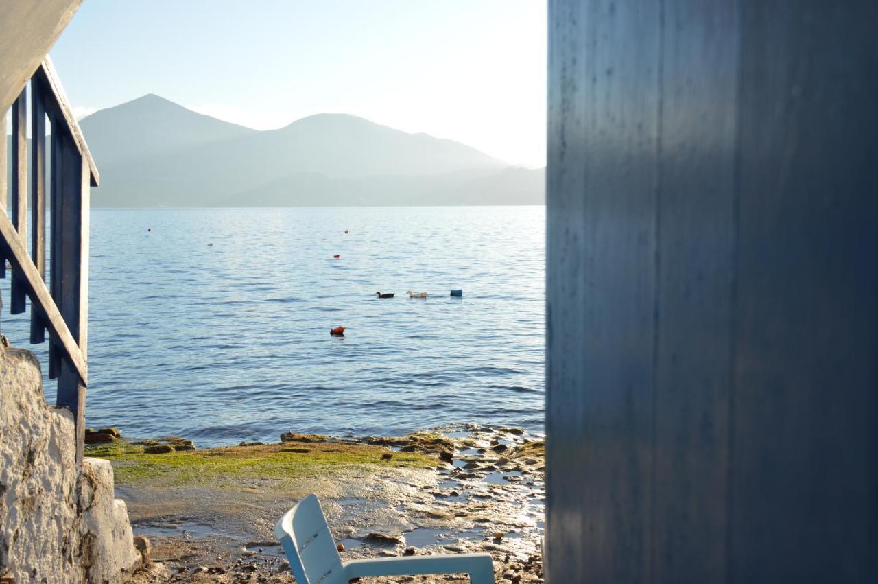 Captain'S Boathouse, Klima Beach Exterior photo